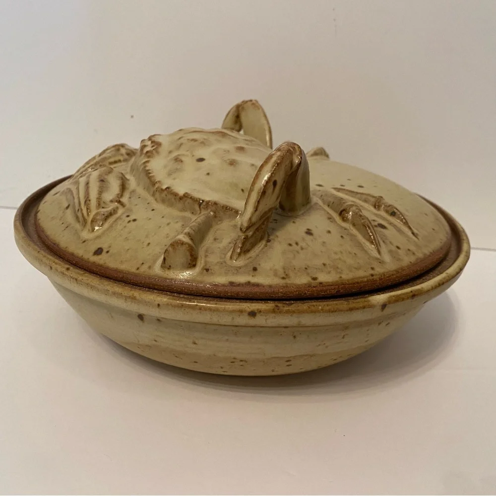 JEFF TINIUS STORM LAKE POTTERY LIDDED CASSEROLE CRAB RELIEF TAN STONEWEAR USA
